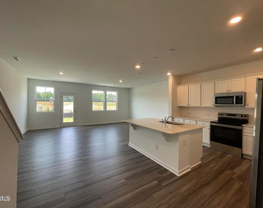 277 Paramount Drive - Photo Thumbnail 4