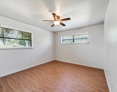 1130 Bois D'arc St - Photo Thumbnail 15