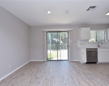 802 Primrose Ln - Photo Thumbnail 7