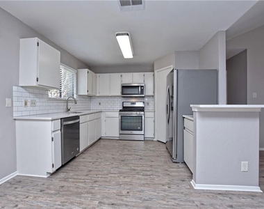 802 Primrose Ln - Photo Thumbnail 4