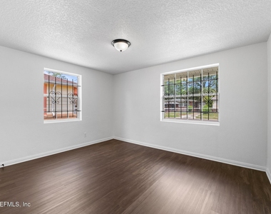 1424 W 9th Street - Photo Thumbnail 12