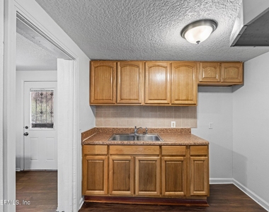 1424 W 9th Street - Photo Thumbnail 20