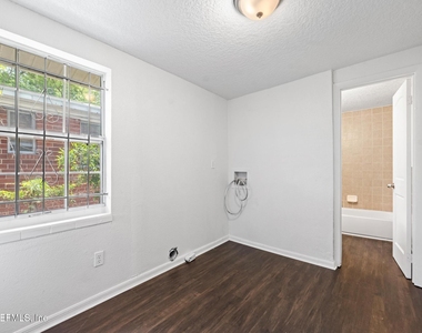 1424 W 9th Street - Photo Thumbnail 7