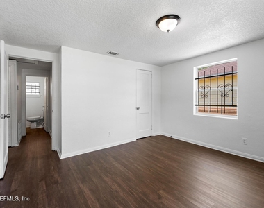 1424 W 9th Street - Photo Thumbnail 13