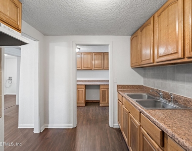1424 W 9th Street - Photo Thumbnail 5