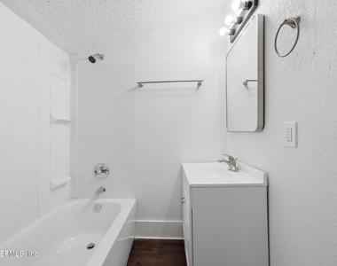 1123 E 14th Street - Photo Thumbnail 24