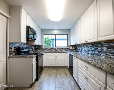11448 Sugar Maple Place S - Photo Thumbnail 5