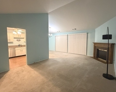 624 Berkley Court - Photo Thumbnail 4