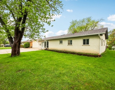 670 Lakeview Lane - Photo Thumbnail 3