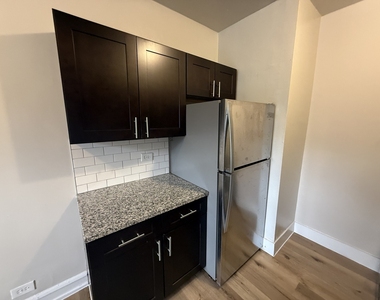 6748 N Ashland Avenue - Photo Thumbnail 4