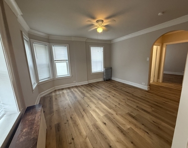 6748 N Ashland Avenue - Photo Thumbnail 2
