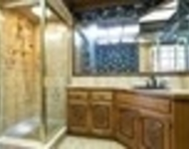 1350 E Hyde Park Boulevard - Photo Thumbnail 10