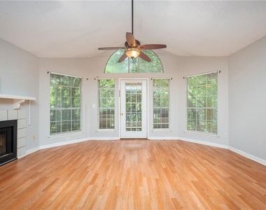 915 Wentworth Court - Photo Thumbnail 3