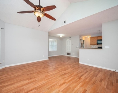 915 Wentworth Court - Photo Thumbnail 7