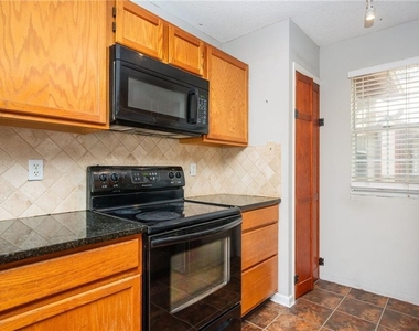 915 Wentworth Court - Photo Thumbnail 12