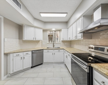 995 Memorial Village Drive - Photo Thumbnail 6