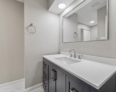 995 Memorial Village Drive - Photo Thumbnail 16
