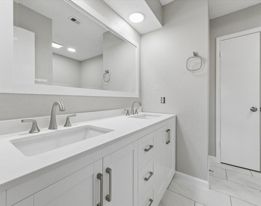 995 Memorial Village Drive - Photo Thumbnail 12
