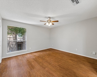 995 Memorial Village Drive - Photo Thumbnail 14