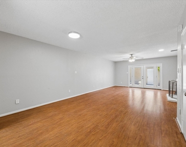 995 Memorial Village Drive - Photo Thumbnail 3