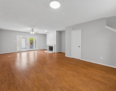 995 Memorial Village Drive - Photo Thumbnail 4