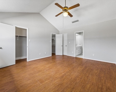 995 Memorial Village Drive - Photo Thumbnail 11
