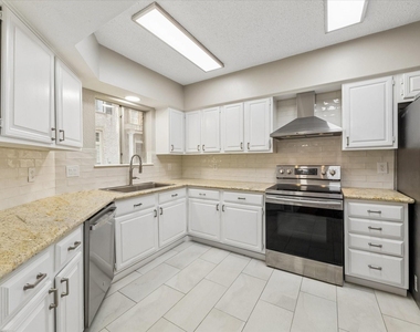 995 Memorial Village Drive - Photo Thumbnail 8