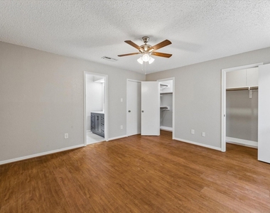 995 Memorial Village Drive - Photo Thumbnail 15