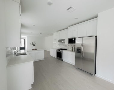 6314 Laguna Terra Drive - Photo Thumbnail 3