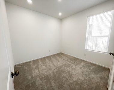 6314 Laguna Terra Drive - Photo Thumbnail 9