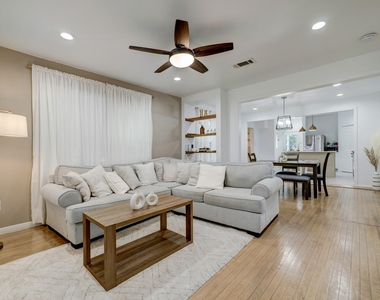 4801 Avenue H - Photo Thumbnail 4