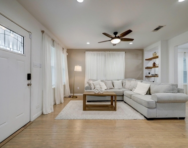 4801 Avenue H - Photo Thumbnail 3