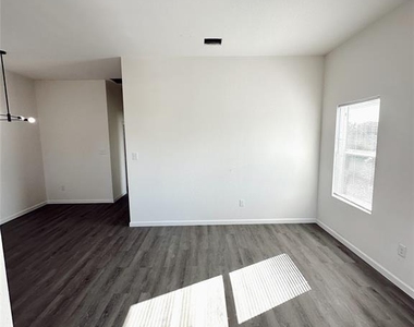 320 Tennessee Street - Photo Thumbnail 1