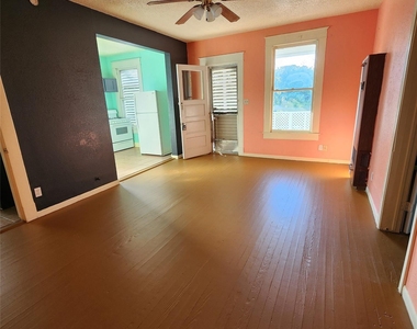 4401 Avenue Q 1/2 - Photo Thumbnail 2