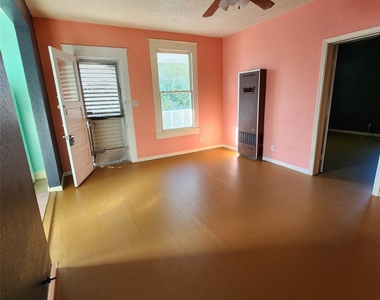 4401 Avenue Q 1/2 - Photo Thumbnail 3