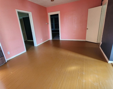 4401 Avenue Q 1/2 - Photo Thumbnail 1