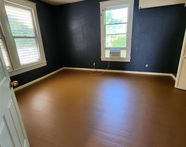 4401 Avenue Q 1/2 - Photo Thumbnail 5
