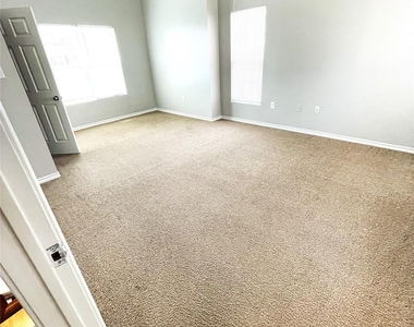 4122 Drake Street - Photo Thumbnail 3