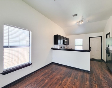 1904 Davis Street - Photo Thumbnail 8