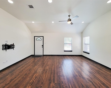 1904 Davis Street - Photo Thumbnail 15