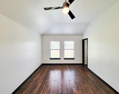 1904 Davis Street - Photo Thumbnail 24