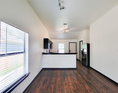 1904 Davis Street - Photo Thumbnail 6