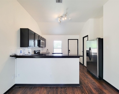 1904 Davis Street - Photo Thumbnail 9