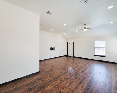 1904 Davis Street - Photo Thumbnail 7