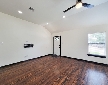 1904 Davis Street - Photo Thumbnail 2