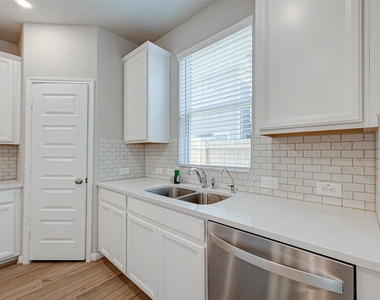 1526 Lakeline Oak Drive - Photo Thumbnail 8