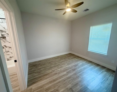 9508 Quaker Court - Photo Thumbnail 7