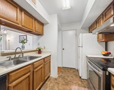 6602 Harbor Town Drive - Photo Thumbnail 4