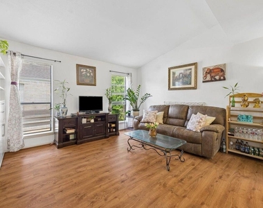6602 Harbor Town Drive - Photo Thumbnail 5
