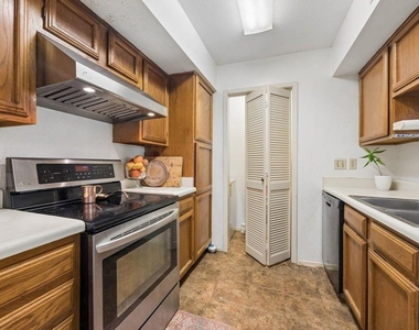 6602 Harbor Town Drive - Photo Thumbnail 9
